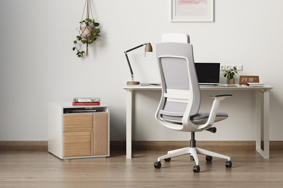 Silla ergonómica de malla con soporte lumbar y apoyabrazos regulables en home office minimalista; base de 5 puntas con ruedas, ideal para teletrabajo.
