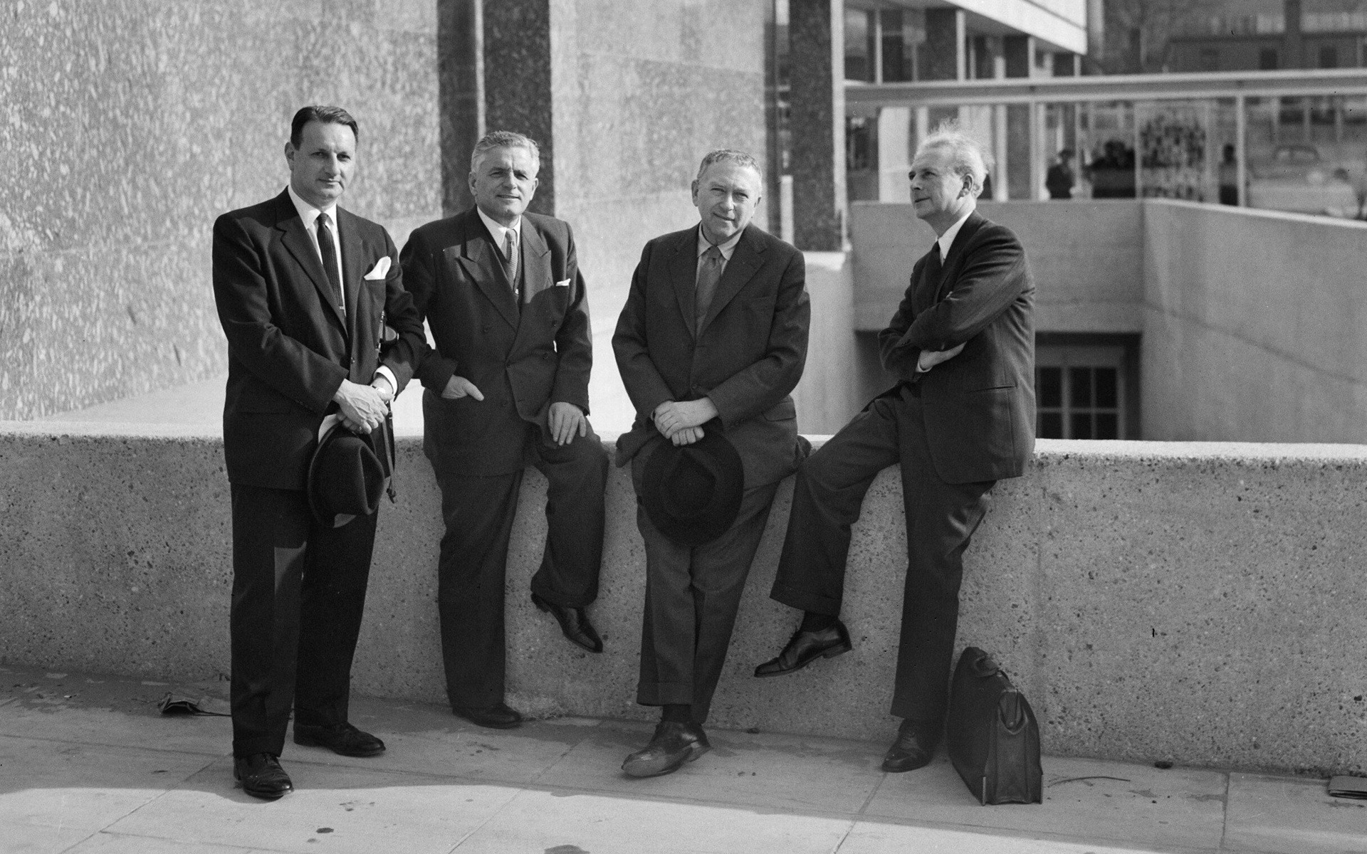 Daniel Schwartzman, Gerrit van der Wal, Marcel Breuer y Abraham Elzas en la apertura de De Bijenkorf, Coolsingel, Rotterdam (18 de marzo de 1957)